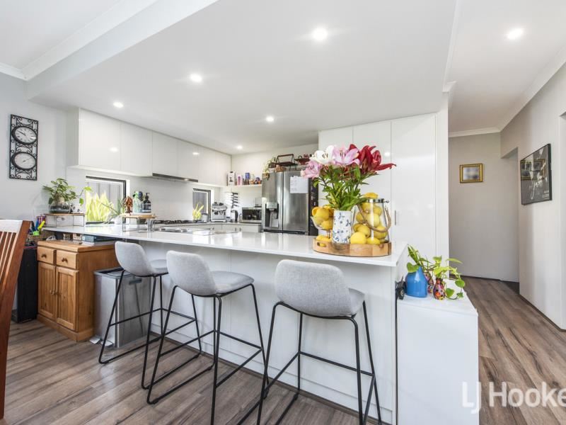4 Tooma Close, Lakelands WA 6180