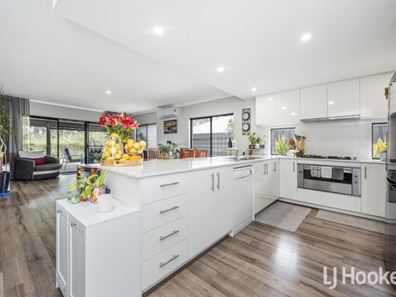 4 Tooma Close, Lakelands WA 6180