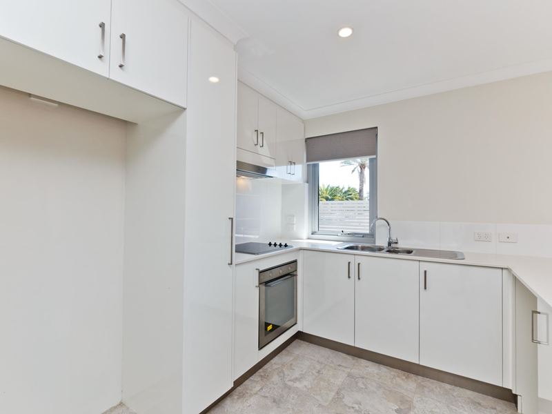 1/70 West Churchill Avenue, Lake Coogee