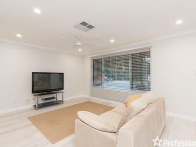 8 Eva Lynch Way, Warnbro WA 6169