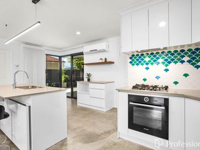 2/13 Rimmington Court, South Lake WA 6164