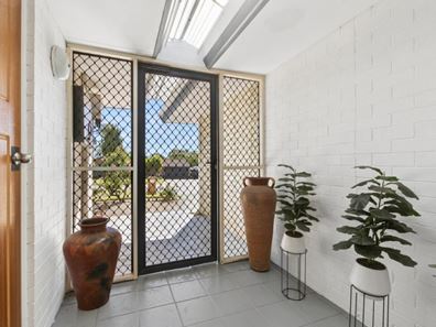 37 Leicester Square, Alexander Heights WA 6064