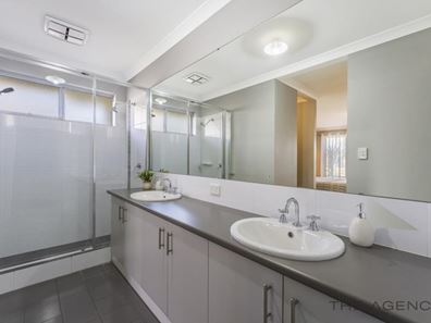 269 Lake Valley Drive, Lakelands WA 6180