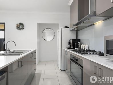 8 Aquamarine Parade, Treeby WA 6164