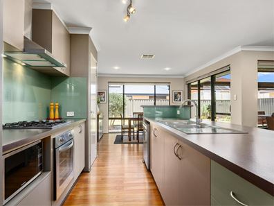 18 Murrumbidgee Drive, Hammond Park WA 6164