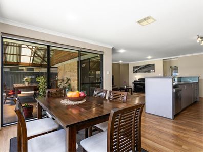18 Murrumbidgee Drive, Hammond Park WA 6164