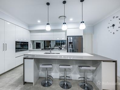 6 Prussian Way, Eglinton WA 6034