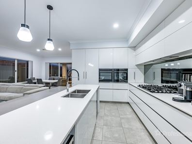 6 Prussian Way, Eglinton WA 6034