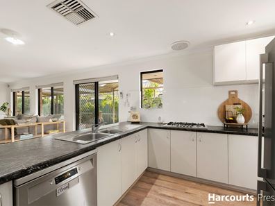 8 Showman Glade, Huntingdale WA 6110