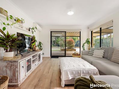 8 Showman Glade, Huntingdale WA 6110