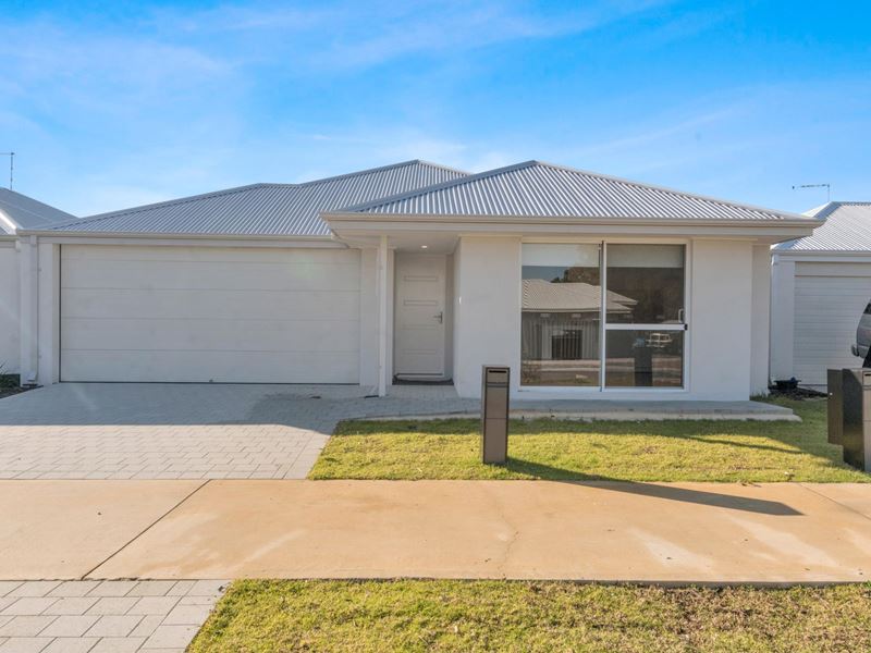 348 Lake Valley Drive, Lakelands WA 6180