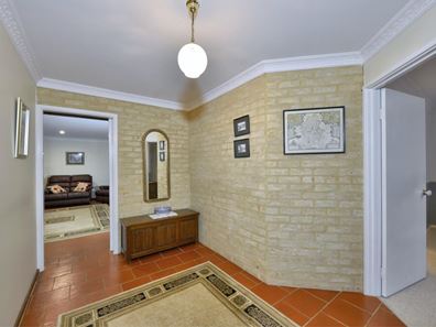 2 Glenroy Close, Halls Head WA 6210