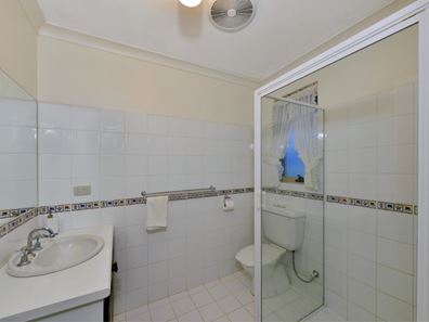 2 Glenroy Close, Halls Head WA 6210
