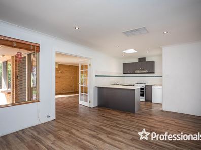 7 Symes Close, Seville Grove WA 6112