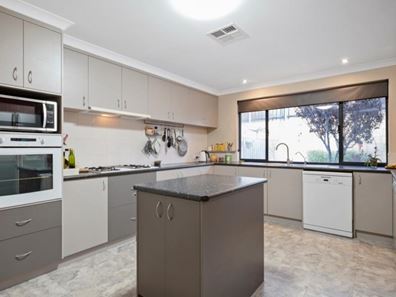 39 Waratah Circle, Halls Head WA 6210