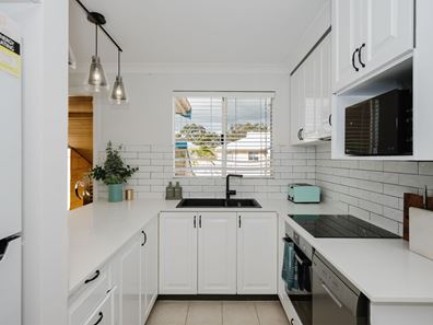 2/1 Lakes Crescent, South Yunderup WA 6208