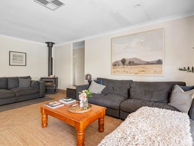 4 Burkett Drive, Hannans WA 6430