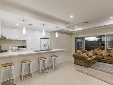 32 Mornington Cres, Wandi WA 6167