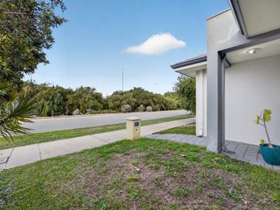 30 Bottlenose Circuit, Waikiki WA 6169