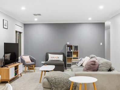 8 Snugglepot Street, Banksia Grove WA 6031