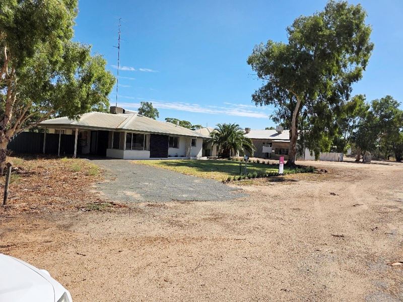 19 RILEY Road, Moora WA 6510