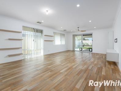 40 Sharperton Meander, Dudley Park WA 6210