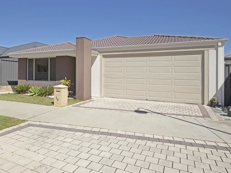 19 Clarendon Circuit, Lakelands WA 6180
