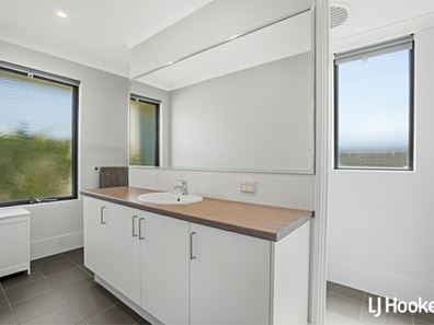 27 Fallon Place, Seville Grove WA 6112