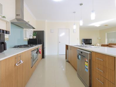 7 Kerkeri Heights, Lakelands WA 6180