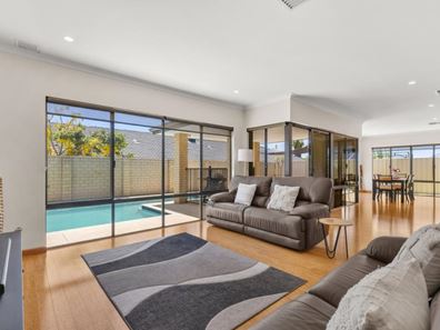 15 Mulgrave Loop, Mindarie WA 6030