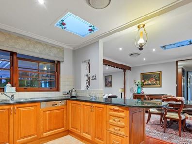11 Melview Court, Melville WA 6156