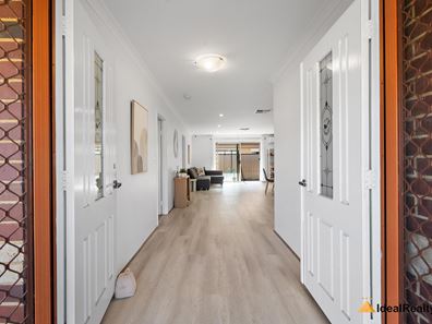 33 Montgomery Drive, Success WA 6164