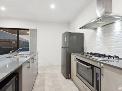21 Charnwood groove, Hilbert WA 6112