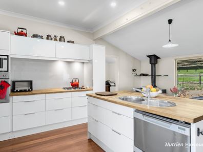 305 Days Road, Crossman WA 6390