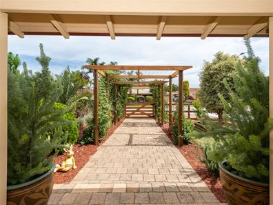 16 Sandford Crescent, Halls Head WA 6210