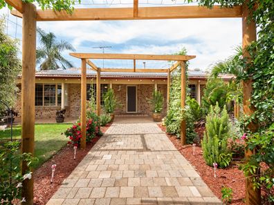 16 Sandford Crescent, Halls Head WA 6210