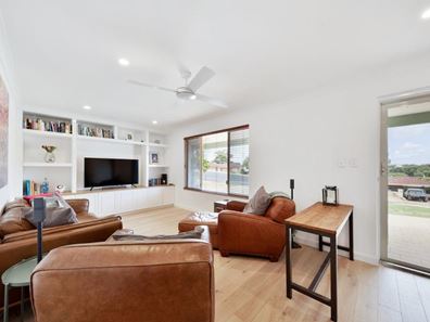 15 Malabor Mews, Halls Head WA 6210