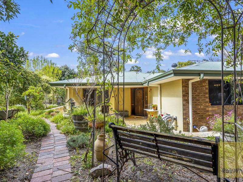 1 McGlew Road, Glen Forrest