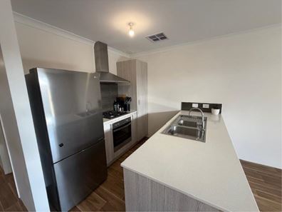 10 Cycad Retreat, Wandi WA 6167