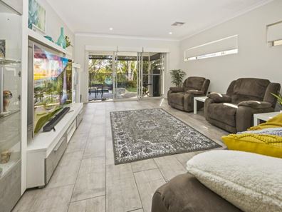 10/12 Loder Way, South Guildford WA 6055