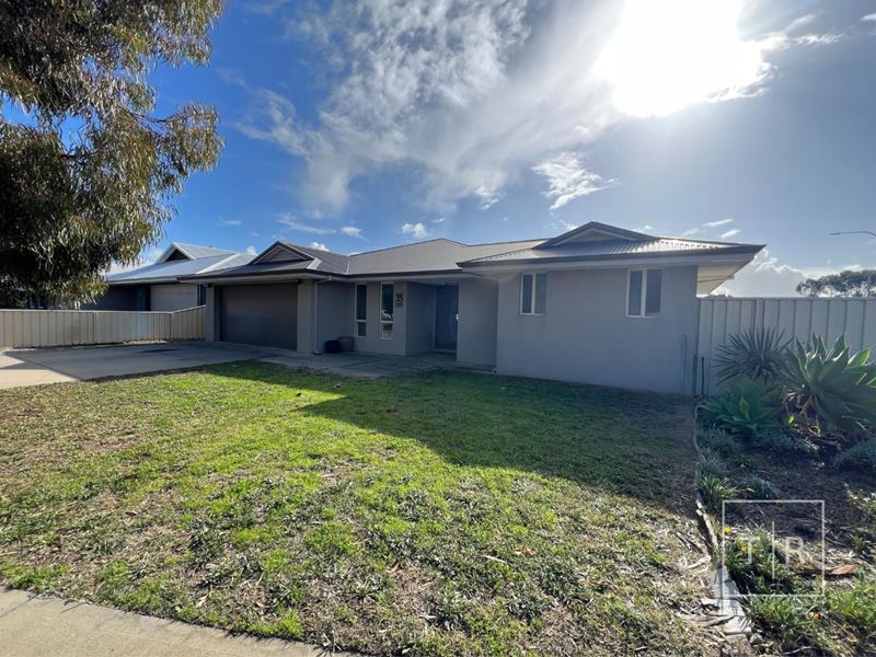 25 Dauphin Crescent, Castletown