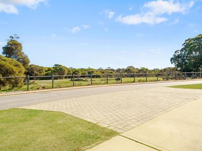 16 Bradley Street, Lakelands WA 6180