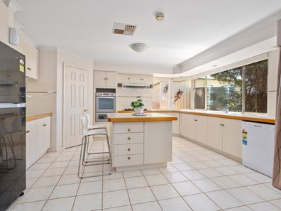 37 Tindals Crescent, Hannans WA 6430