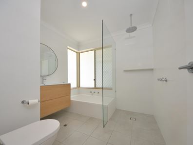 18 Parkland Drive, Warnbro WA 6169