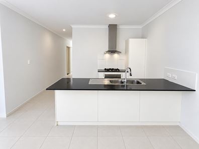 6 Snowden St, Hammond Park WA 6164