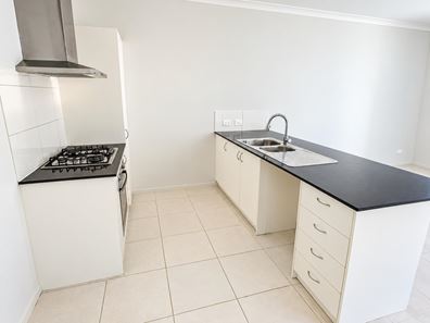 6 Snowden St, Hammond Park WA 6164