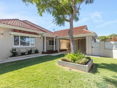 91 Kitchener Rd, Alfred Cove WA 6154