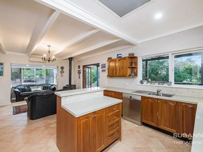 4 Valley Road, Kalamunda WA 6076