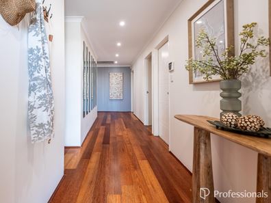 15 Saligna Bend, Wattle Grove WA 6107