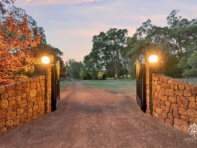 49 Gilchrist Road, Lesmurdie WA 6076